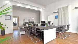 Helles Besprechungszimmer im Büro von Hödtke & Morold in Kassel