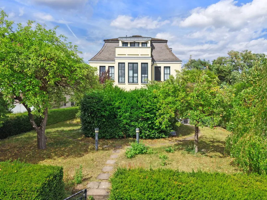Klassizistische Stadtvilla mit Garten — Immobilienwissen von Hödtke & Morold