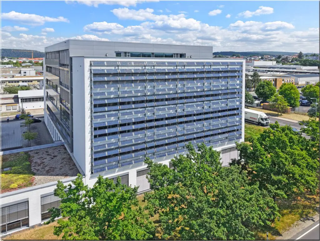 Modernes Bürogebäude mit Solarfassade — Immobilie vermieten in Kassel und Umgebung